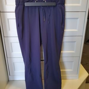 Lululemon On The Fly Pant Woven Size 8 Navy Color